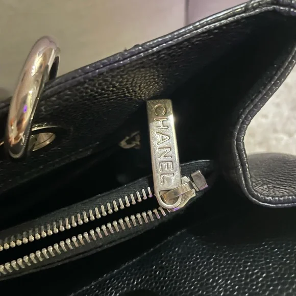 🎉HOST PICK🎉CHANEL Caviar Classic tote - Picture 3 of 10